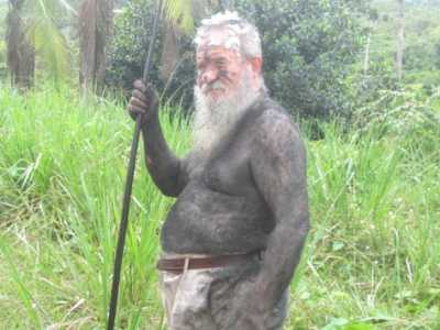 Il missionario Jos� con il corpo dipinto di nero in occasione di una tipica festa degli indigeni